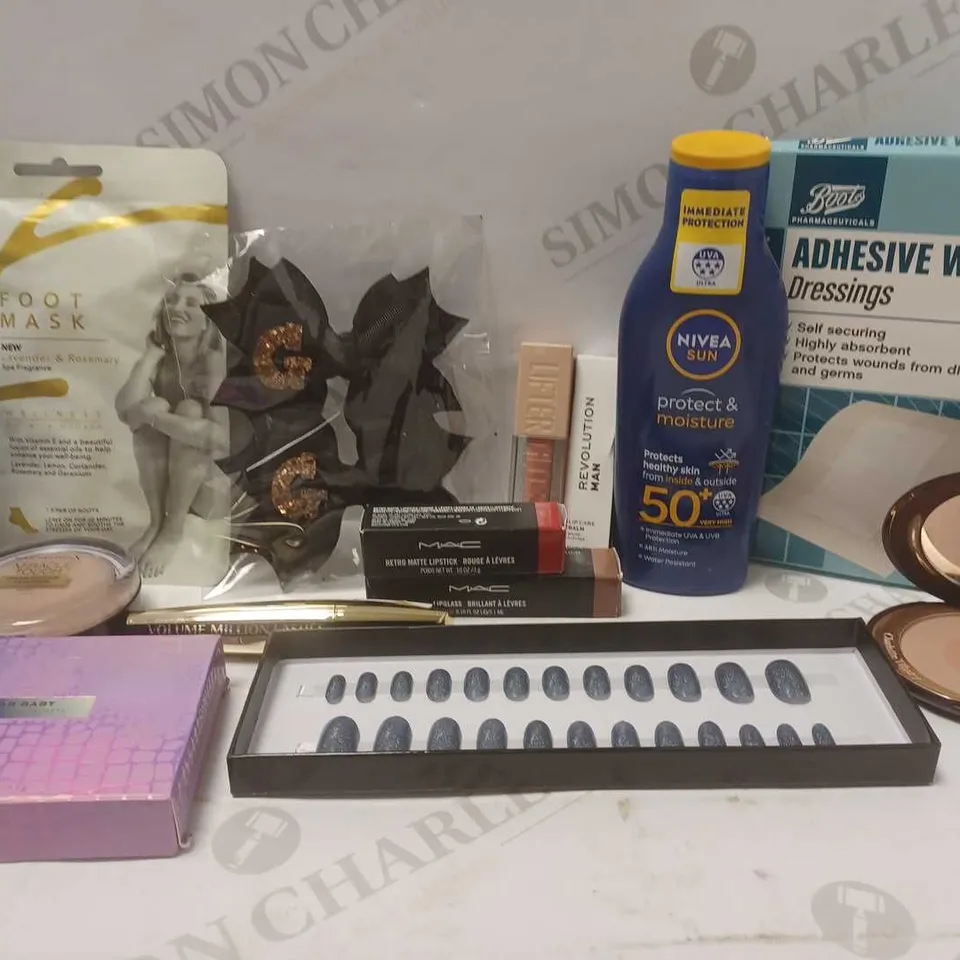 LOT OF APPROX 12 ASSORTED BEAUTY PRODUCTS TO INCLUDE revolution SUGAR BABY EYESHADOW PALETTE, MAC MATTE LIPSTICK, CHARLOTTE TILBURY BLUSHER, ETC 