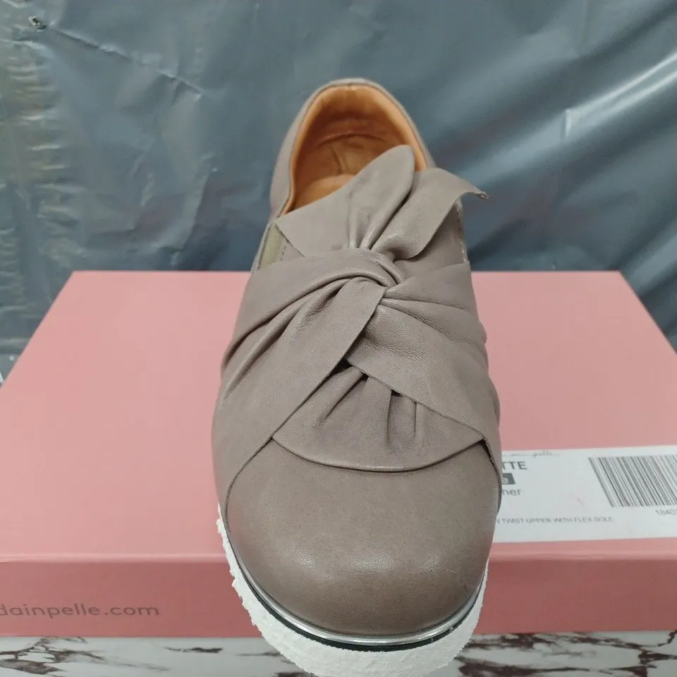 BOXED MODA IN PELLE ANETTE LEATHER BOW TWIST UPPER WITH FLEX SOLE TRAINERS IN TAUPE - SIZE 40