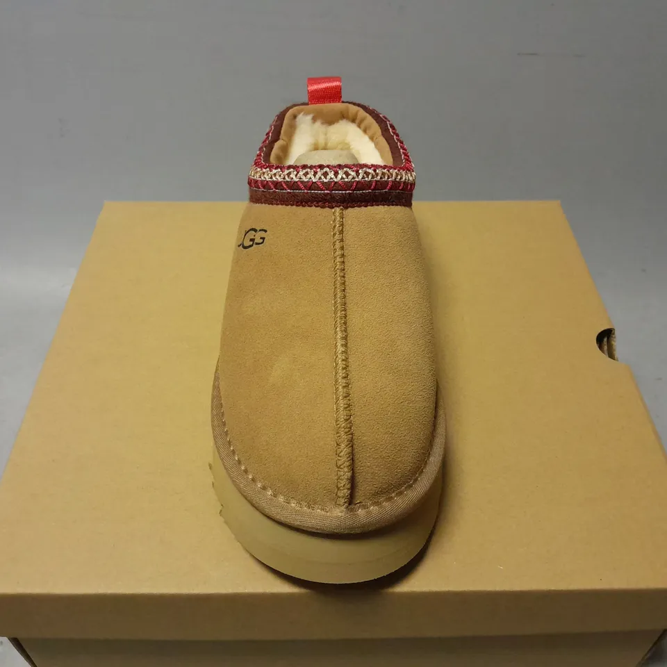 BOXED PAIR OF UGGS WOMENS TAZZ SLIPPERS IN CHESTNUT - UK 5