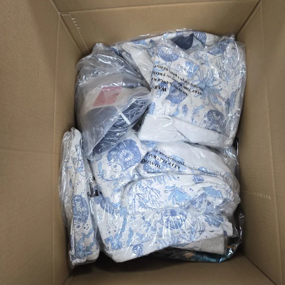 BOX OF APPROXIMATELY 20 ASSORTED CLOTHING ITEMS TO INCLUDE: SOULSTAR PATTERN JUMPER