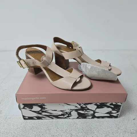 MODA IN PELLE MOLLIEY CAMEO PATENT LEATHER SIZE 40 BOXED