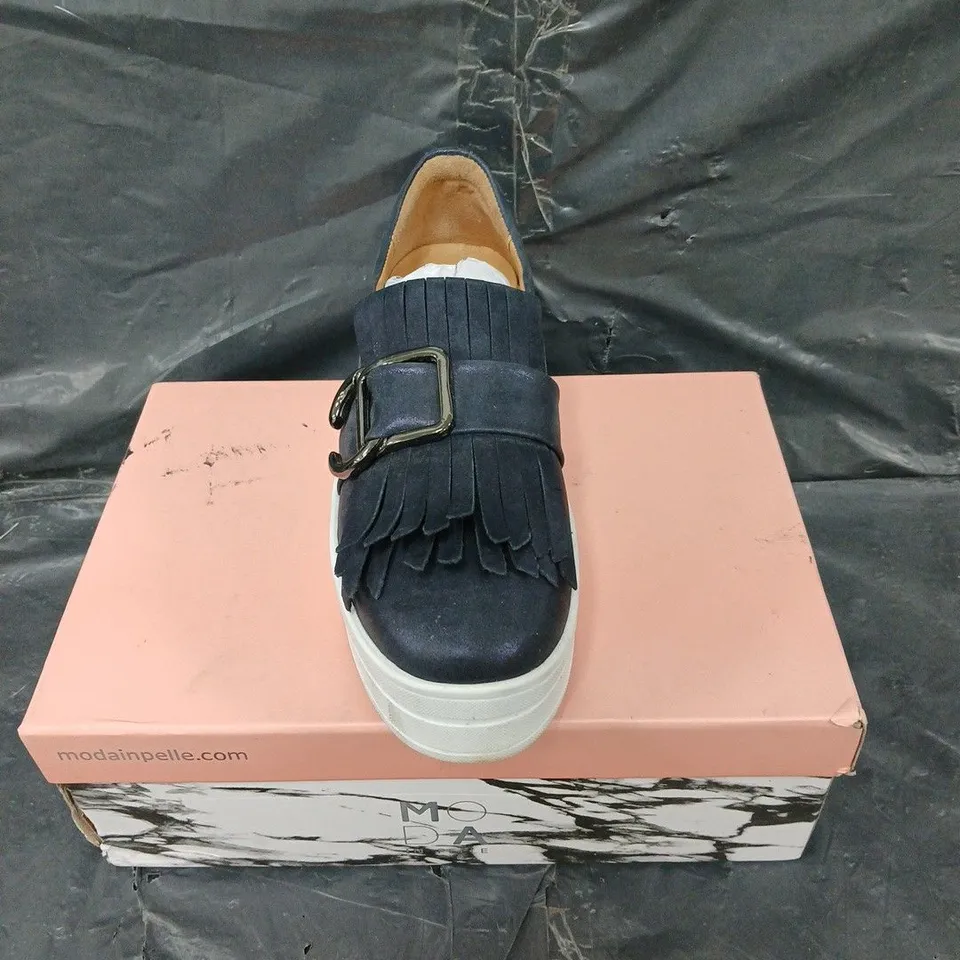 BOXED PAIR OF MODA IN PELLE TASSLE TRAINER NAVY 