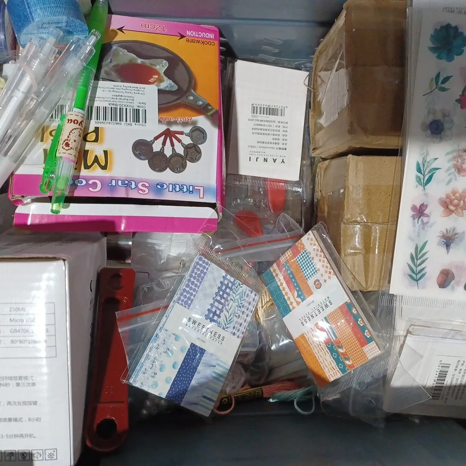 APPROXIMATELY 15 ASSORTED HOUSEHOLD ITEMS TO INCLUDE MEMORY TOAST, INSPIRING QUOTES, RULER, ETC