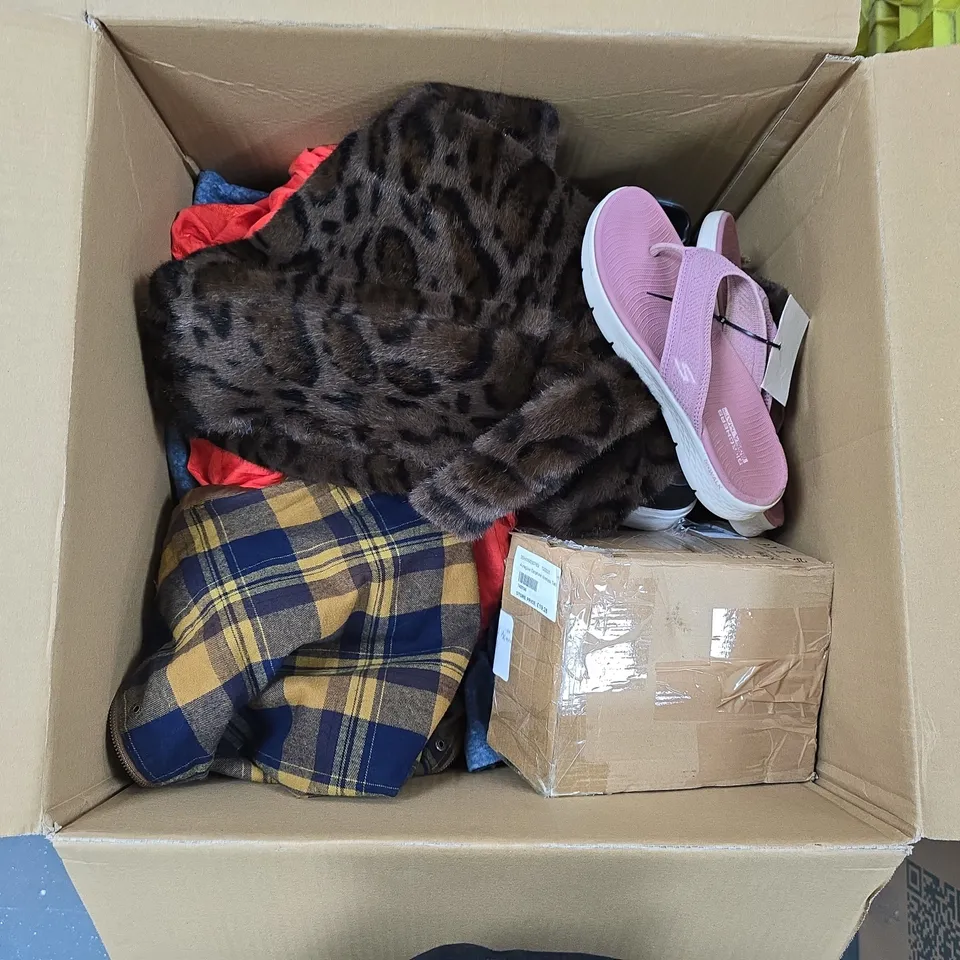 LARGE QUANTITY OF ASSORTED ITEMS TO INCLUDE INFARED THERMOMETER, HALO POCKET MIRROR, 2 IN 1 TUMBLER FLASK, ETC - COLLECTION ONLY