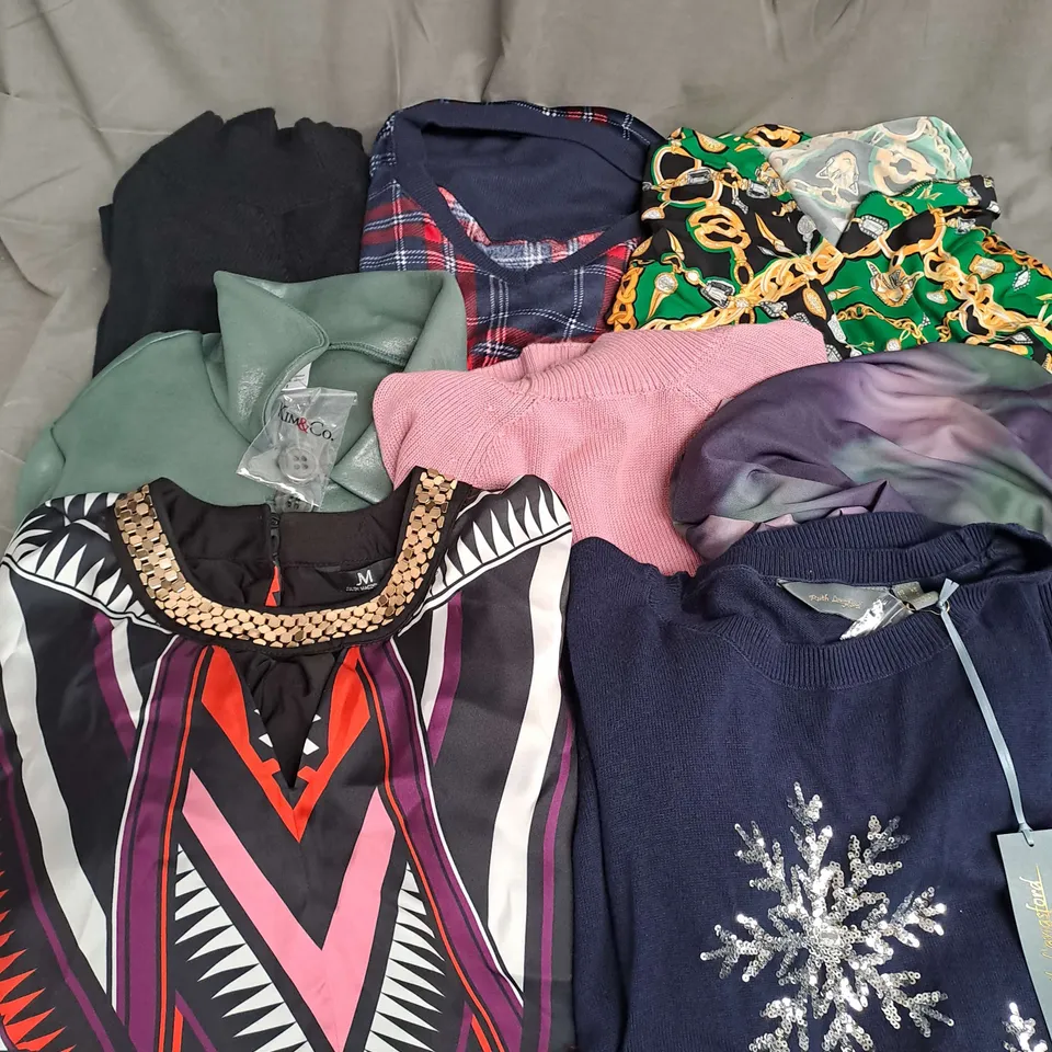 BOX OF APPROX 20 ASSORTED CLOTHING ITEMS TO INCLUDE - TOPS, JUMPERS, JACKET ETC