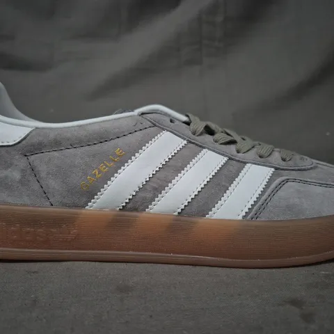 BOXED PAIR OF ADIDAS GAZELLE SHOES IN GREY/WHITE UK SIZE 7.5