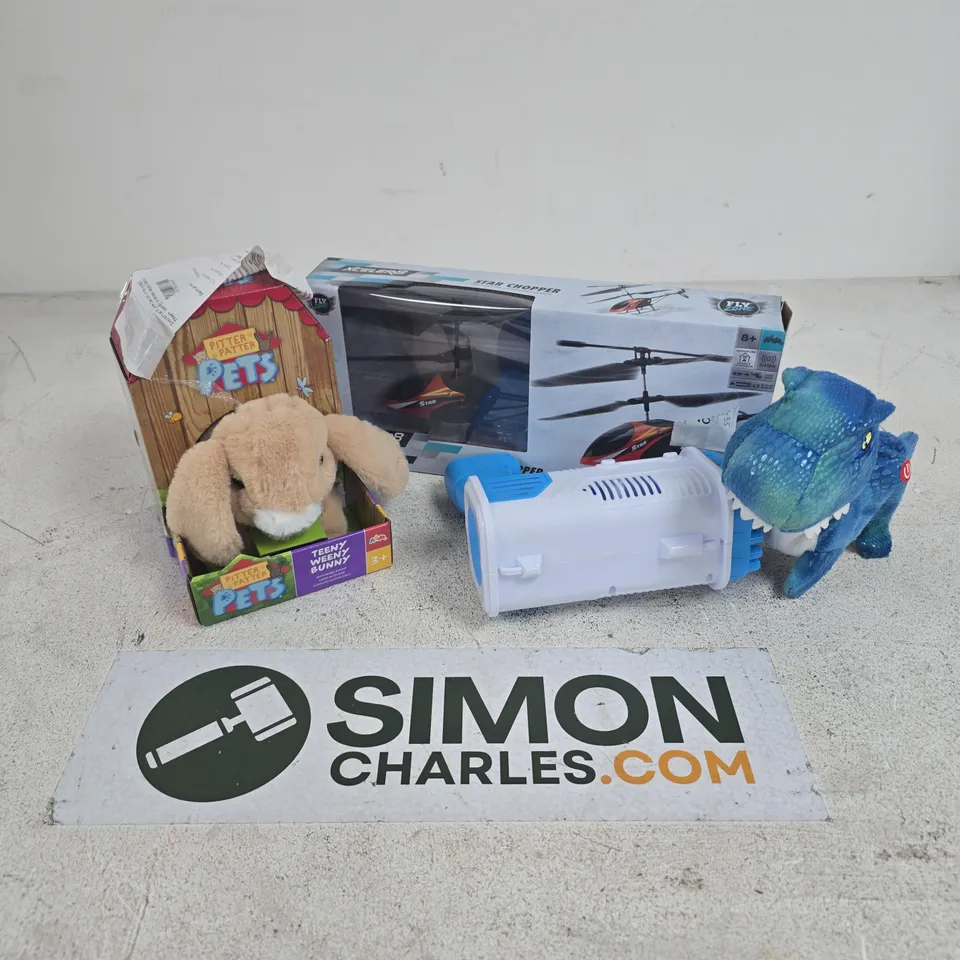 APPROXIMATELY 12 ASSORTED TOYS & GAMES PRODUCTS TO INCLUDE STAR CHOPPER, PITTER PATTER PATS BUNNY, BUBBLE GUN, ETC