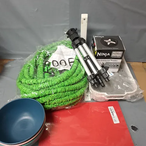 APPROXIMATELY 20 ASSORTED HOUSEHOLD ITEMS TO INCLUDE HOSE, NINJA EXTRACTOR BLADES, TRIPOD, ETC - COLLECTION ONLY