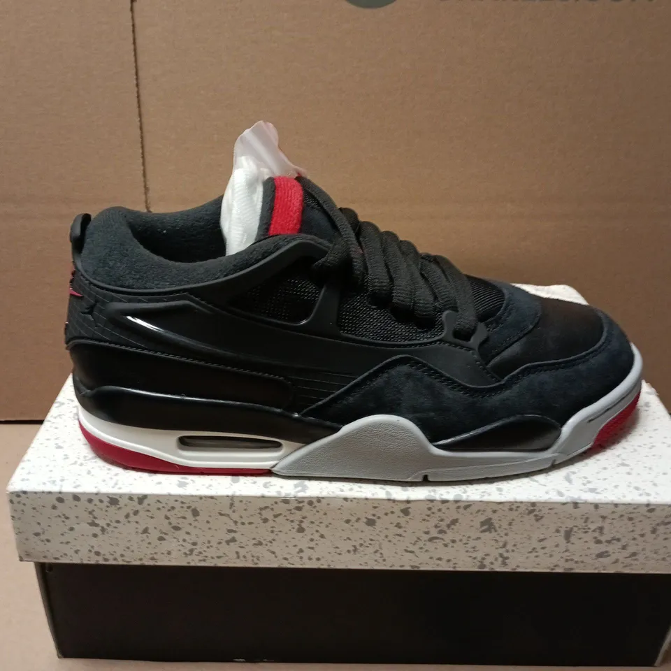 BOXED PAIR OF NIKE AIR JORDAN 4 RM TRAINERS IN BLACK - UK 7