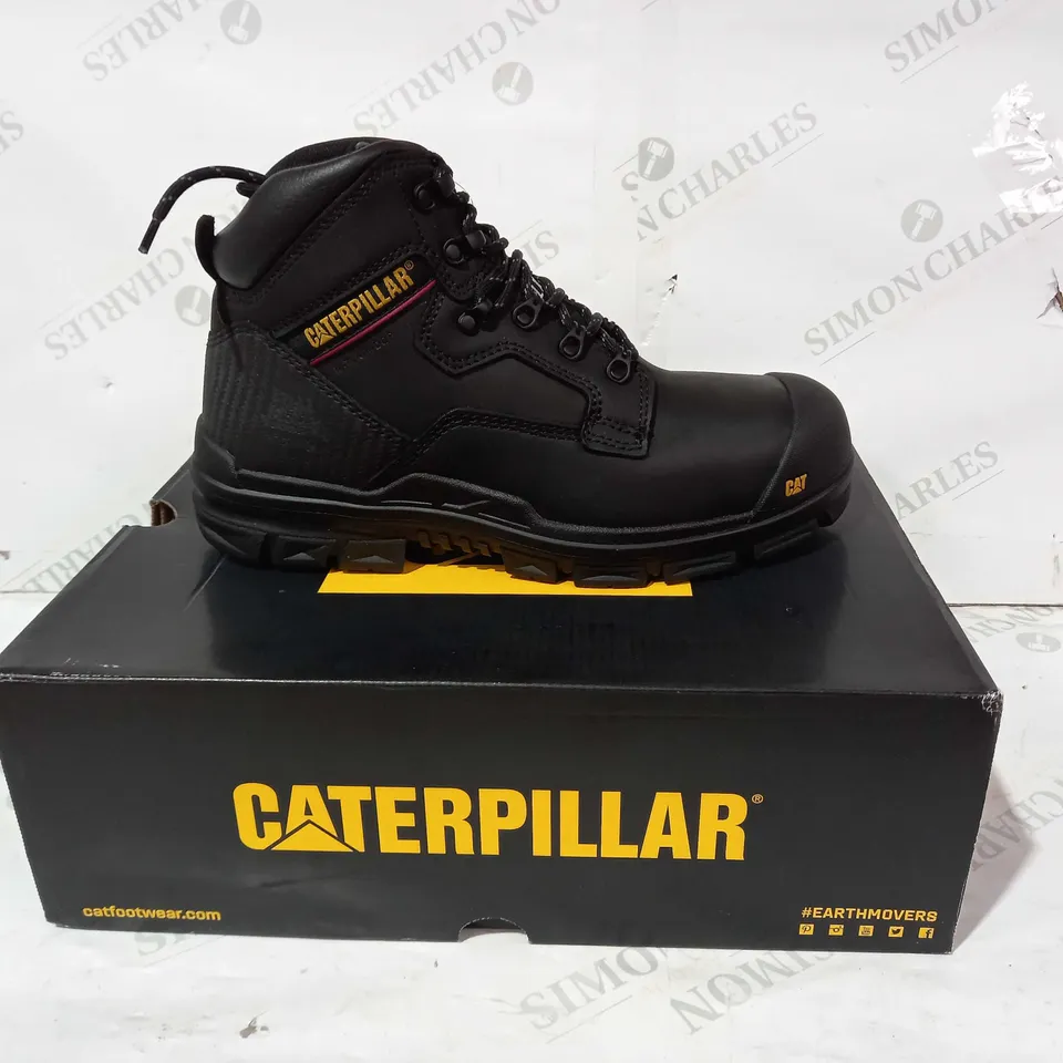 BOXED PAIR OF CATERPILLAR BOOTS IN BLACK UK SIZE 8