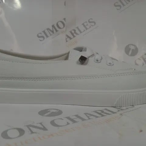 BOXED PAIR OF FASHION JIUYOU SHOES IN WHITE EU SIZE 42