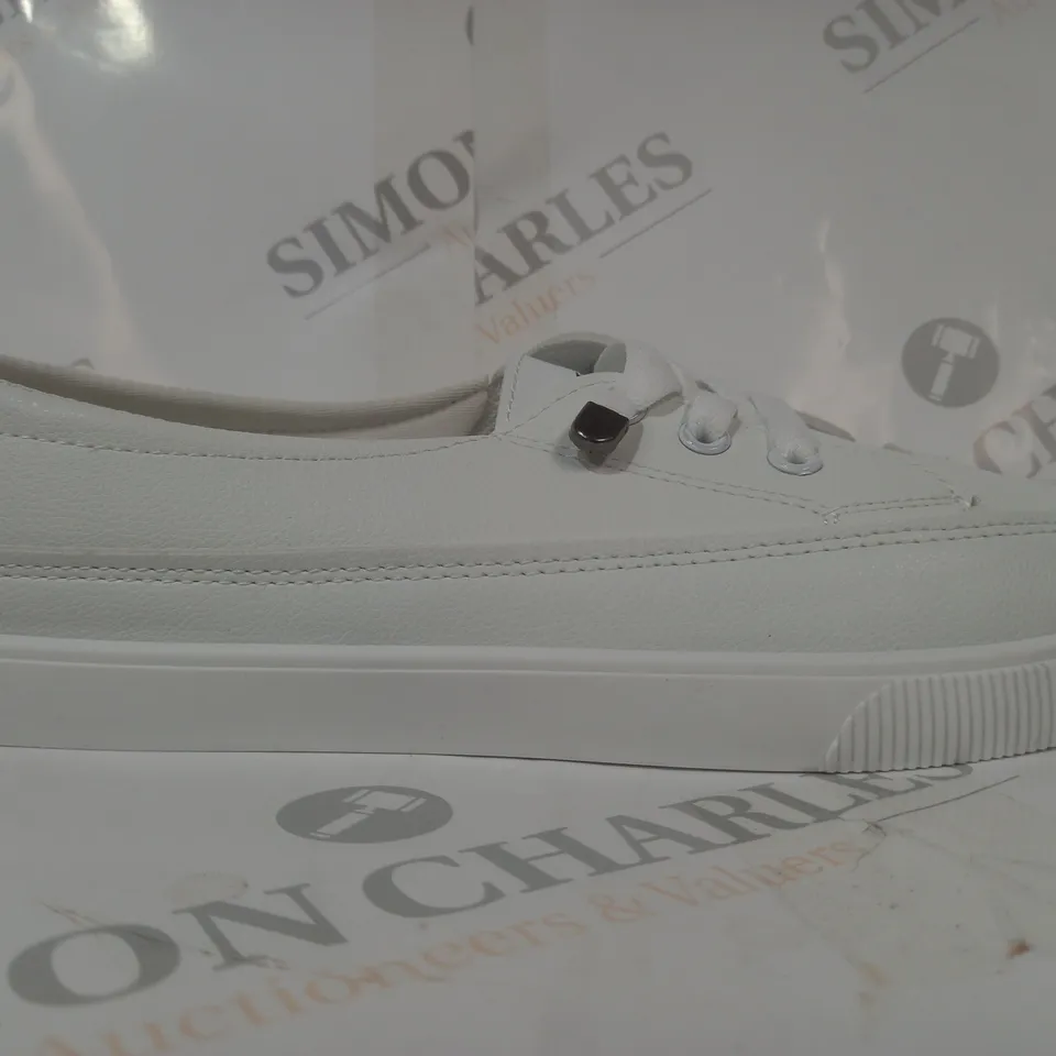 BOXED PAIR OF FASHION JIUYOU SHOES IN WHITE EU SIZE 42