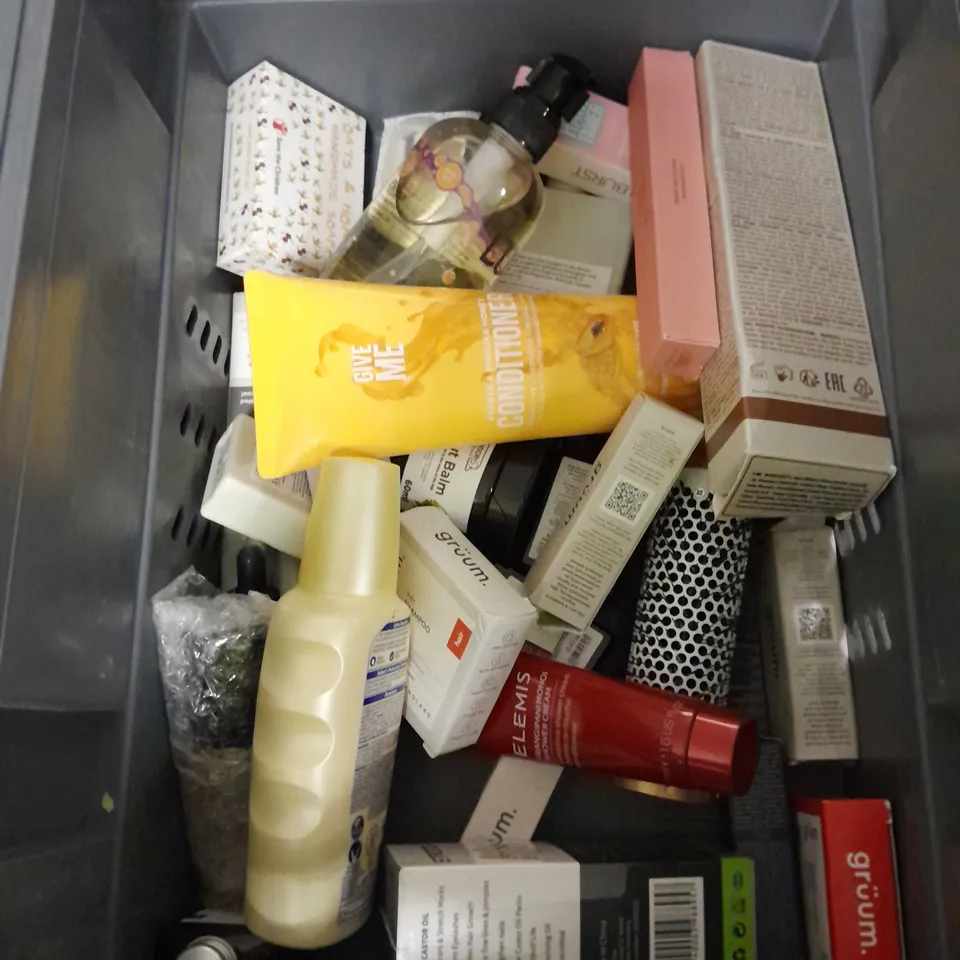 APPROXIMATELY 20 ASSORTED COSMETIC ITEMS TO INCLUDE - soap & glory sexy mother pucker lip gloss - lubido anal ease lubricant - give me heat defence spray