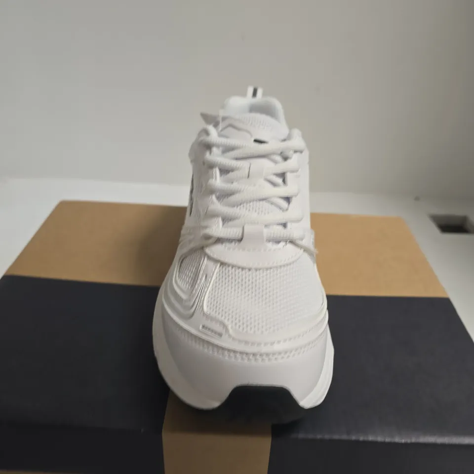 BOXED PAIR OF FILA SKYRUNNER WHITE TRAINERS – JUNIOR UK SIZE 5