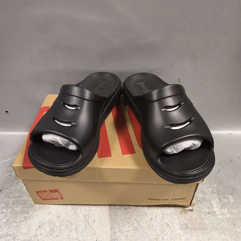 BOXED PAIR OF FITFLOP RELIEF RECOVERY SLIDES - 8