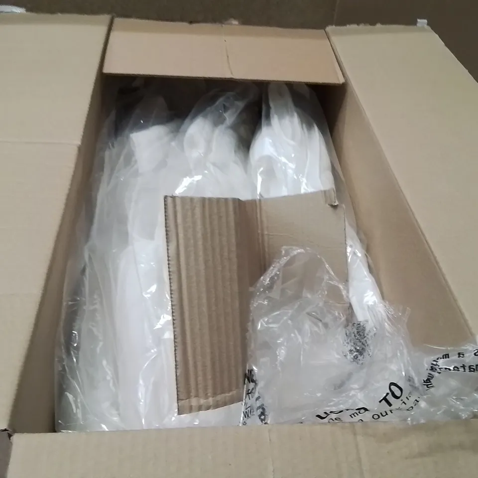 BOXED BRAND NEW APPROXIMATELY 6 SIMPLY BE WHITE QUILTED JACKET SIZE 20