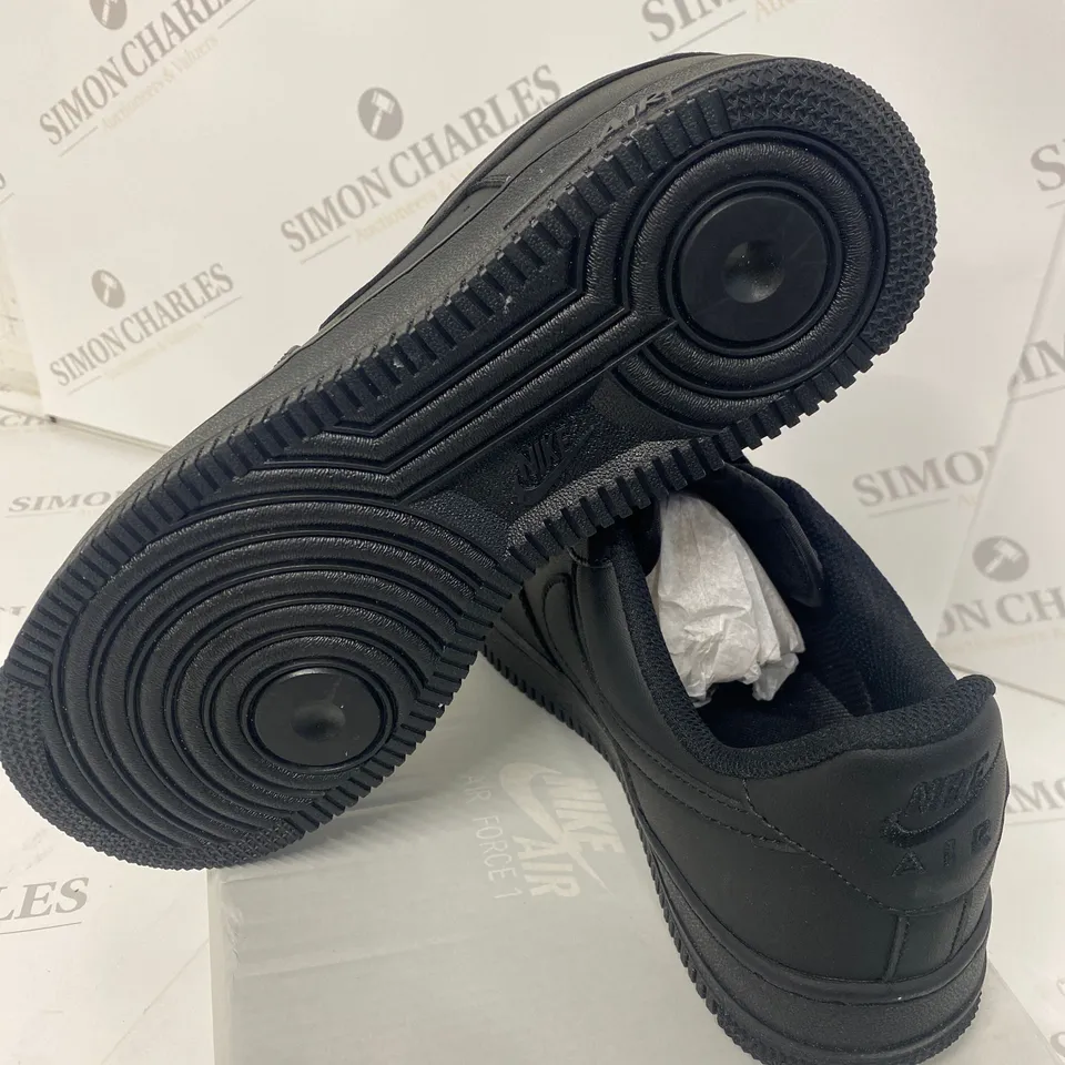 BOXED PAIR OF NIKE AIR FORCE 1 '07 BLACK TRAINERS SIZE 7.5