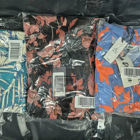 BOX OF APPROXIMATELY 20 ASSORTED CLOTHING AND FASHION ITEMS IN VARIOUS STYLES, SIZES, AND COLOURS - COLLECTION ONLY