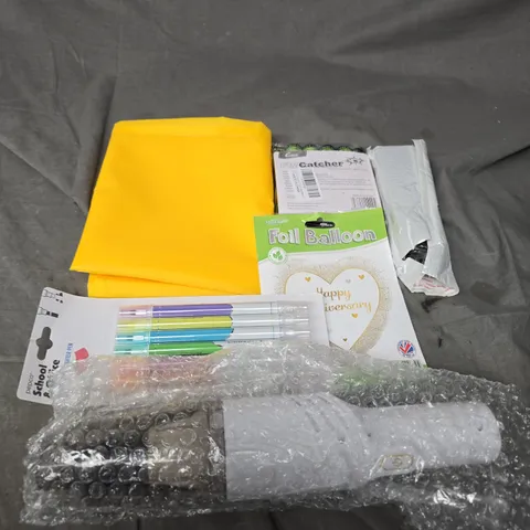 APPROXIMATELY 15 ASSORTED HOUSEHOLD ITEMS TO INCLUDE - MINI VACUUM CLEANER , BALLOONS , ETC