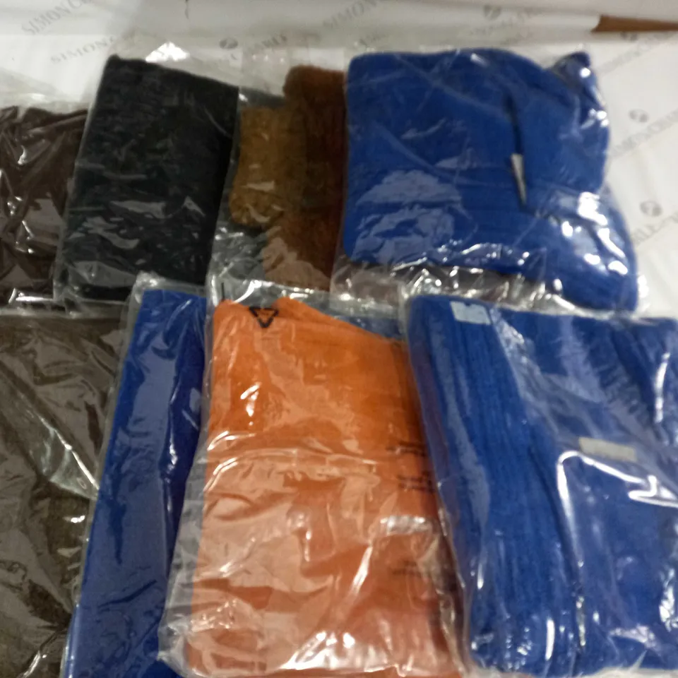 LOT OF 16 ASSORTED KNITWEAR CLOTHING ITEMS - VARIOUS SIZES