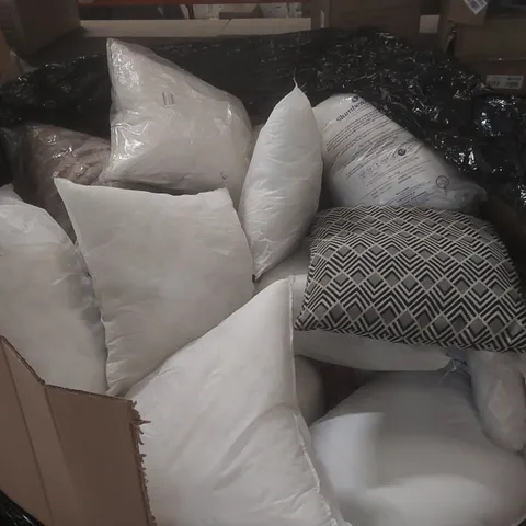 PALLET CONTAINING A VERY LARGE QUANTITY OF ASSORTED BEDDING PRODUCTS ECT
