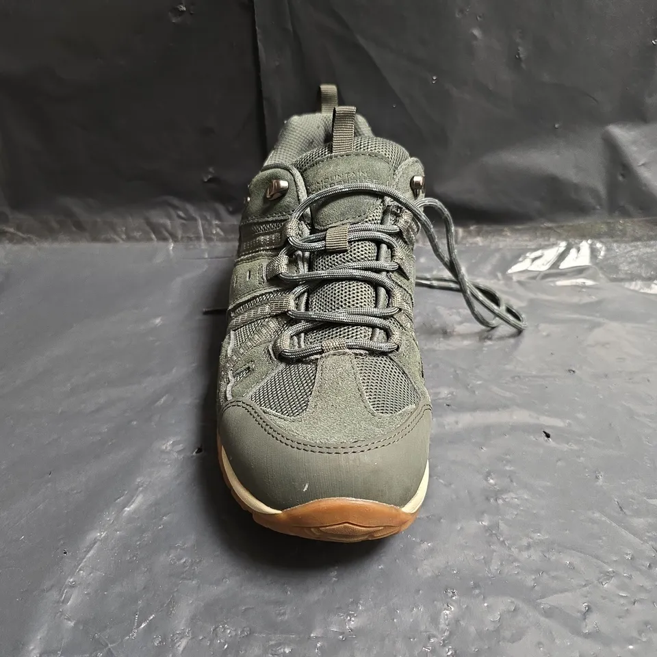 BOXED PAIR OF MOUNTAIN WAREHOUSE DIRECTION II WIDE FIT WATERPROOF WALKING SHOES IN GREY SIZE UK 8