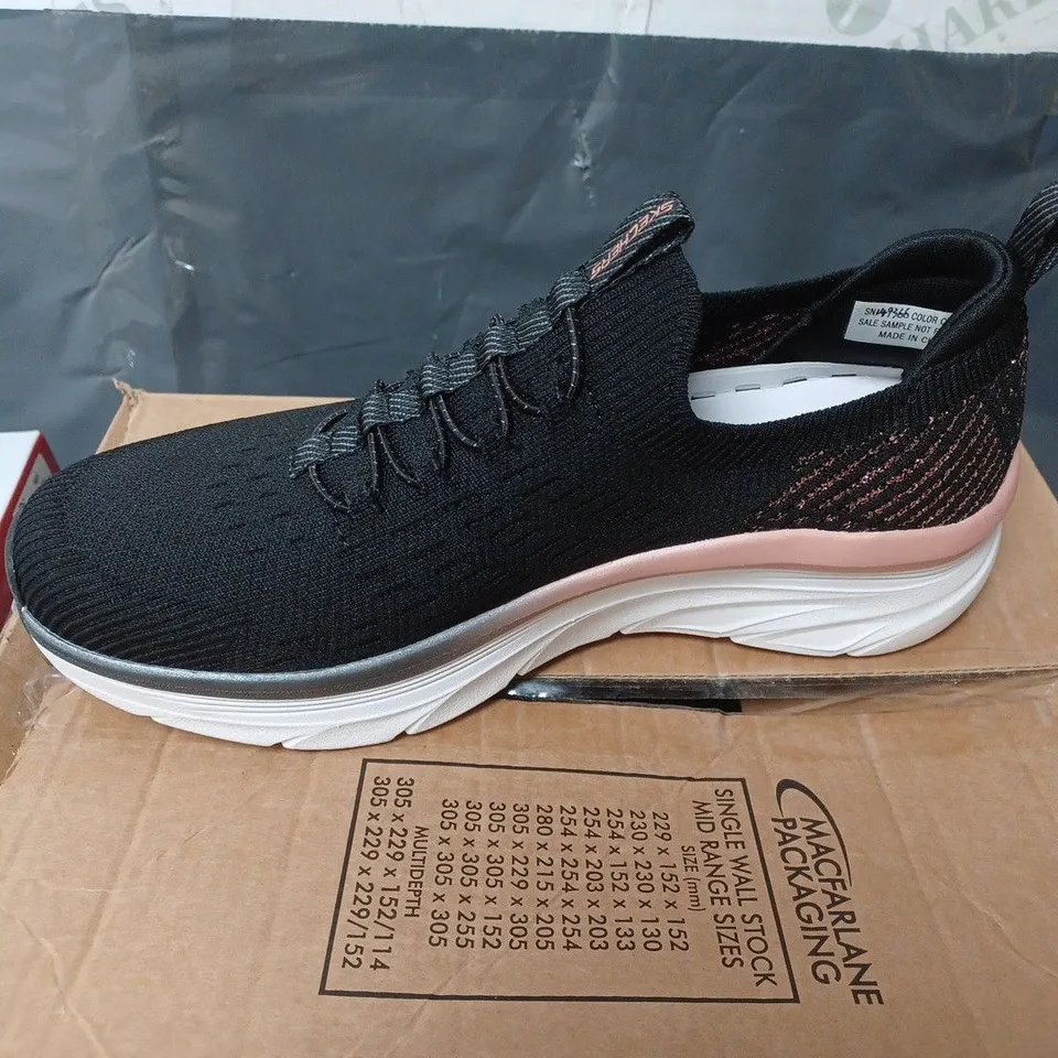 PAIR OF SKECHERS D'LUX-WALKER MEMORY FOAM TRAINERS IN BLACK AND PINK IN SIZE 5 UK 