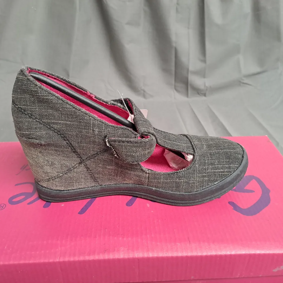 BOX OF APPROXIMATELY 8 PAIRS OF BLACK GUPPY LOVE WEDGE SHOES IN VARIOUS SIZES 