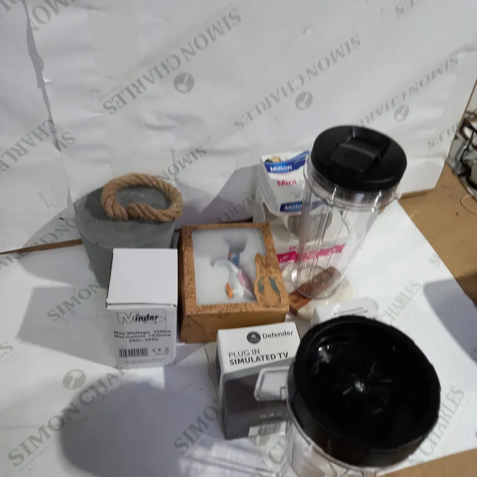 LOT OF ASSORTED HOUSEHOLD ITEMS 