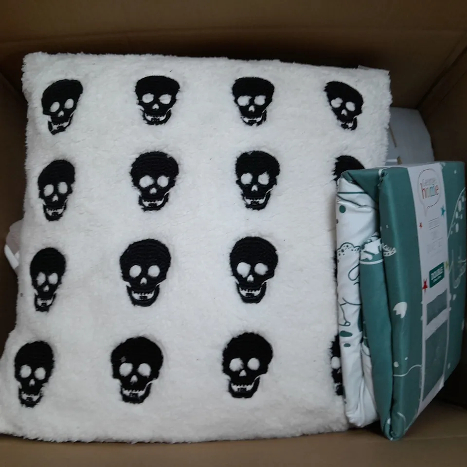 APPROXIMATELY 8 ASSORTED HOUSEHOLD ITEMS TO INCLUDE BEDDING, AND CUSHIONS IN VARIOUS SIZES AND STYLES 