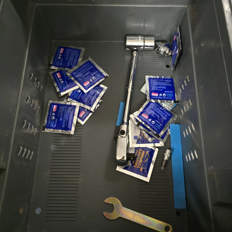 APPROXIMATELY 10 ASSORTED CAR ACCESSORIES TO INCLUDE - SOCKET WRENCH SET - LED - ETC