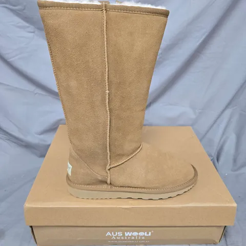 BOXED PAIR OF AUS WOOLI NEWTON BOOTS IN CHESTNUT - UK 6