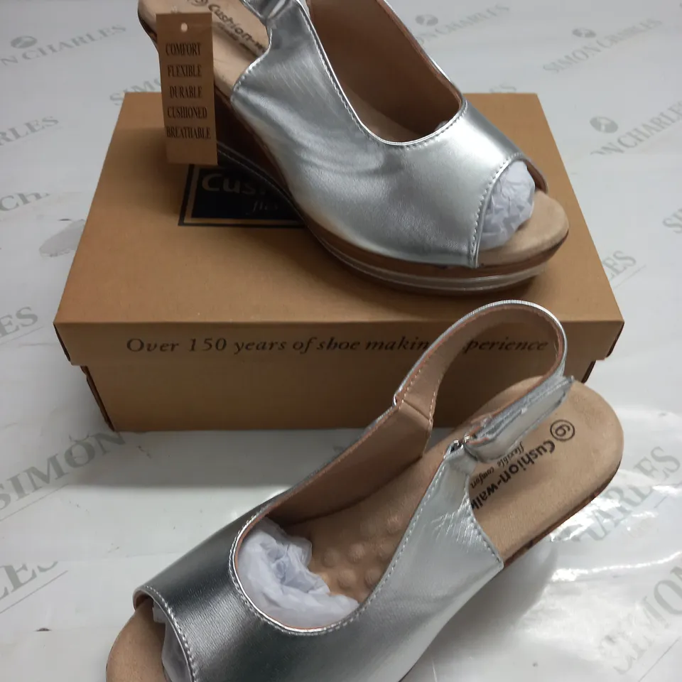 BOXED PAIR OF CUSHION WALK SILVER STRAPPY WEDGE HEELED SHOES - SIZE 6
