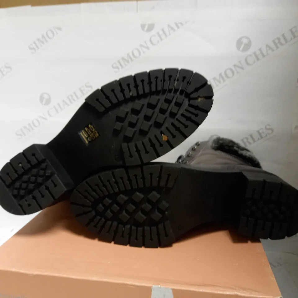 MODA IN PELLE HIKING BOOTS UK SIZE 9