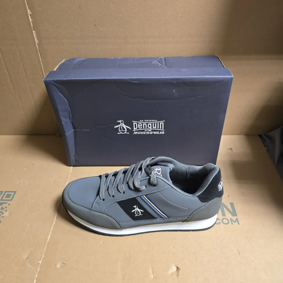 BOXED  ORIGINAL PENGUIN MENS BREMEN TRAINERS IN CHARCOAL/NAVY - UK SIZE 9 