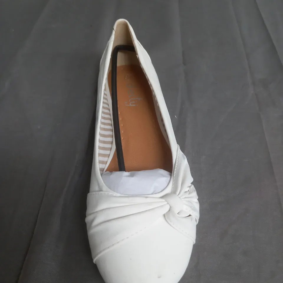 BOX OF APPROXIMATELY 5 PAIRS OF SHOES IN VARIOUS SIZES 4X GUPPY LOVE PAIR 1X DEITIY PAIR