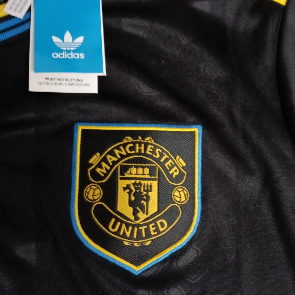 ADIDAS MANCHESTER UNITED FOOTBALL JERSEY – BLACK WITH SNAPDRAGON SPONSOR, UK S