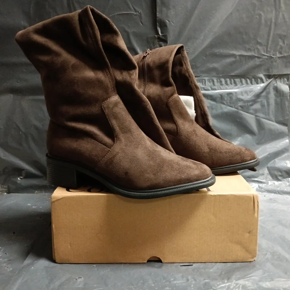 BOXED PAIR OF THE VERY COLLECTION KNEE-HIGH SHOES IN CHOCOLATE BROWN SIZE 7
