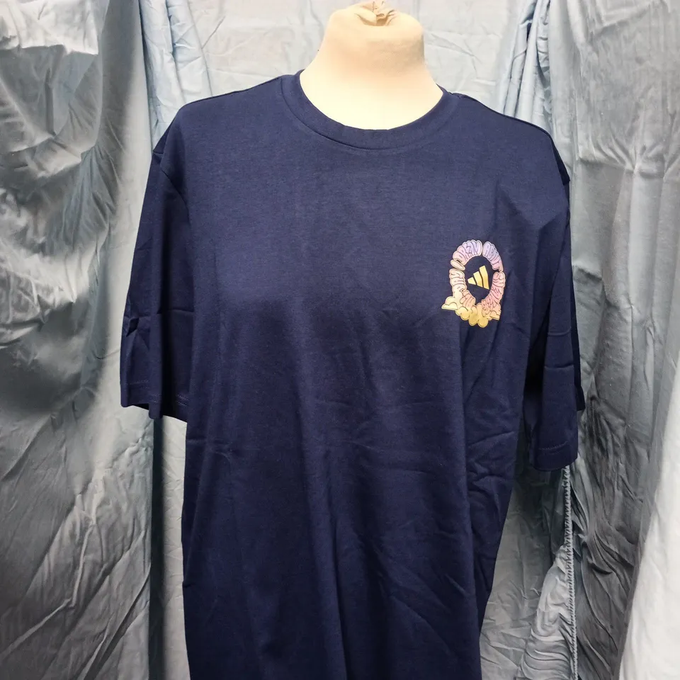 ADIDAS MEN'S T-SHIRT - NAVY CITY PRINT, SIZE L