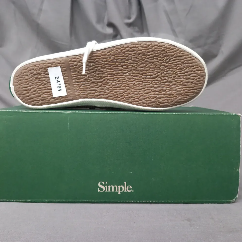 BOXED PAIR OF SIMPLE SATIRE CANVAS SNEAKERS IN BEIGE SIZE 4