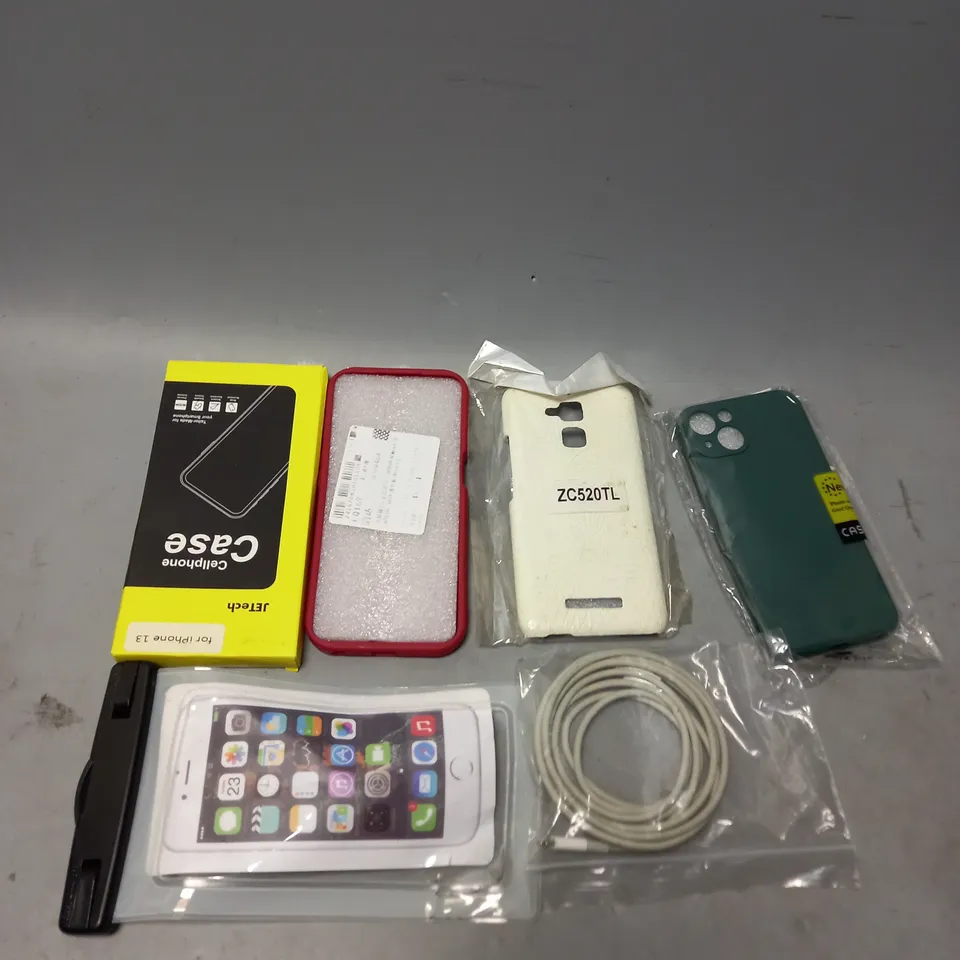 APPROXIMATELY 30 ASSORTED SMARTPHONE ACCESSORIES TO INCLUDE SCREEN PROTECTORS, CHARGING CABLES, PROTECTIVE CASES ETC 