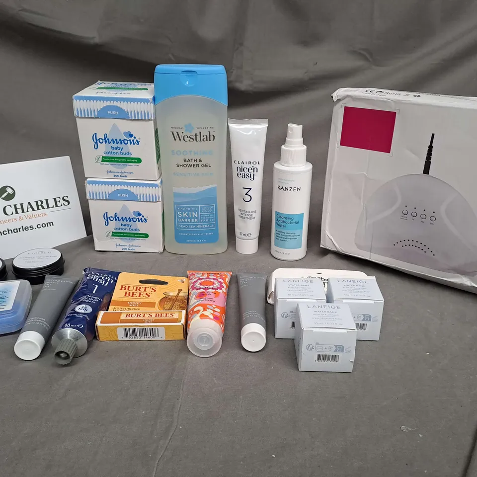 APPROXIMATELY 20 ASSORTED COSMETIC PRODUCTS TO INCLUDE WESTLAB SOOTHING BATH AND SHOWER GEL, LANEIGE WATERBANK, AND BURTS BEE LIP BALM ETC. 