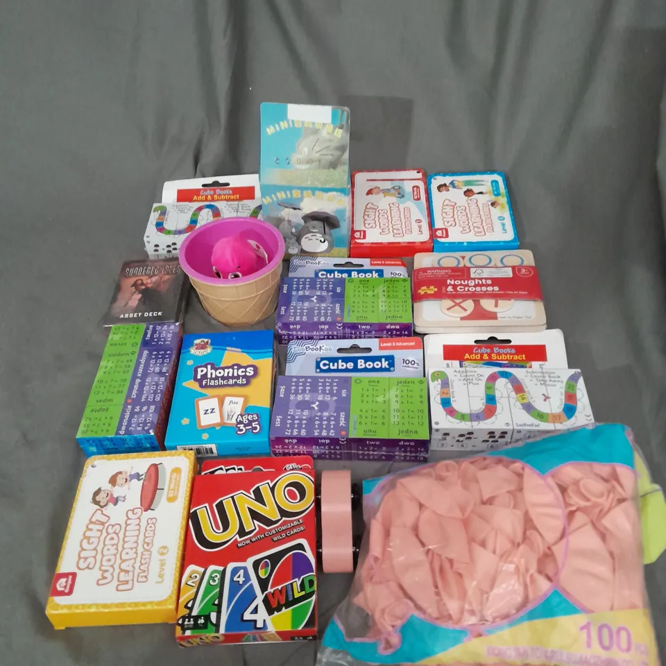 LOT OF ASSORTED TOYS AND GAMES TO INCLUDE BALLOONS, PHONICS FLASHCARDS AND UNO