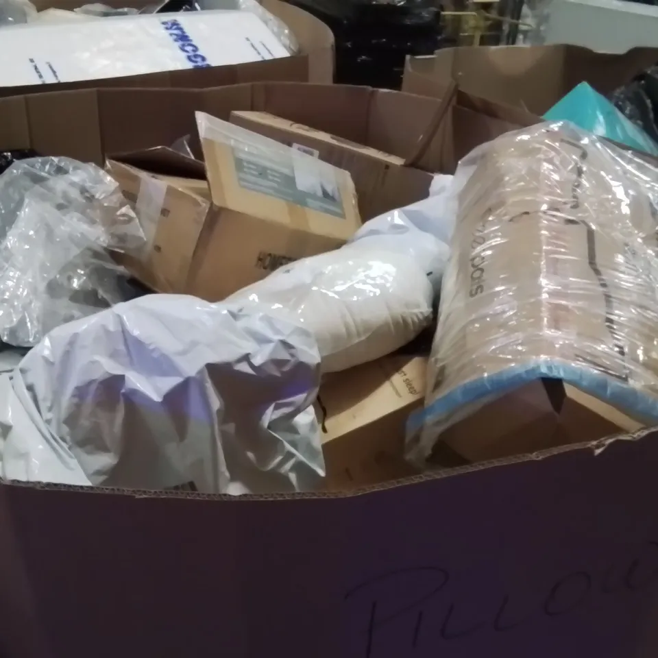PALLET CONTAINING LARGE QUANTITY OF PILLOWS