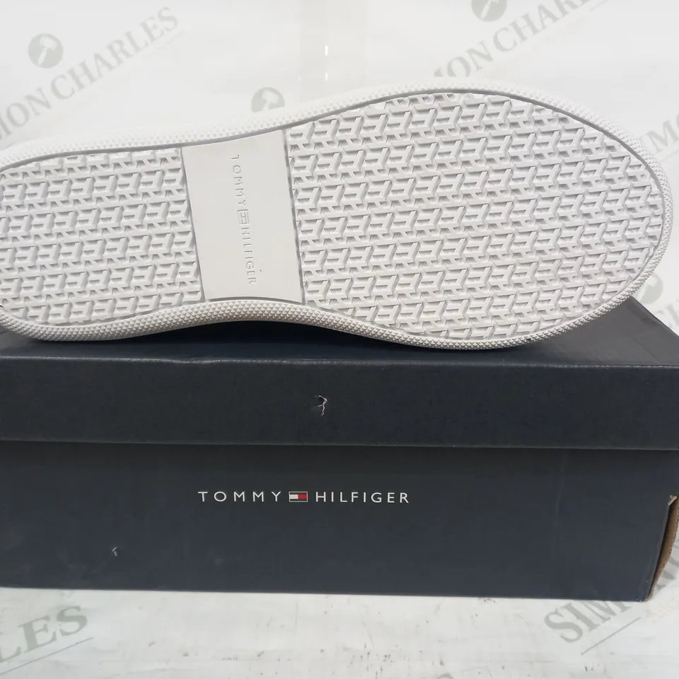BOXED PAIR OF TOMMY HILFIGER SHOES IN NAVY/WHITE UK SIZE 7.5