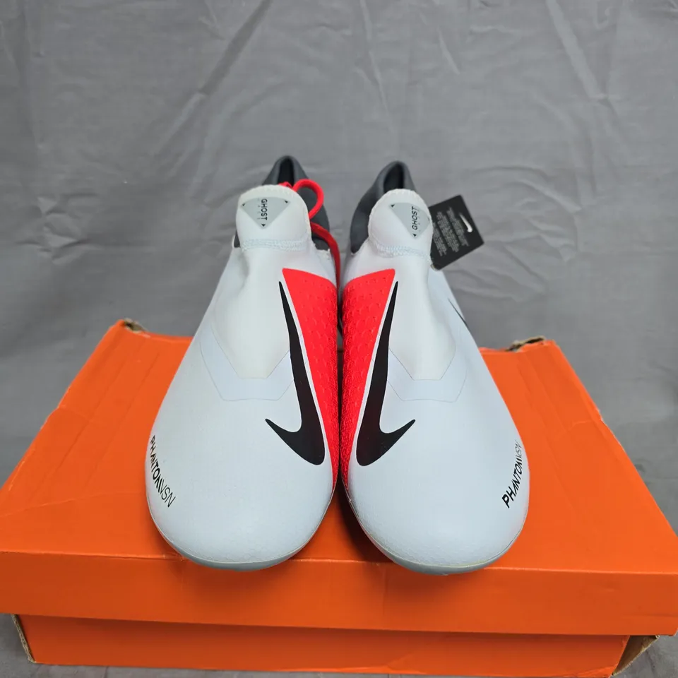 BOXED PAIR OF NIKE PHANTOM VISION FOOTBALL BOOTS – UK SIZE 8