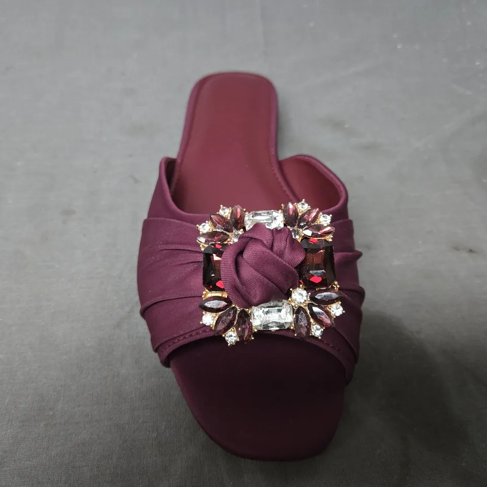 BOXED PAIR OF UNBRANDED PEEP TOE FLAT SHOES IN BURGUNDY W. JEWEL EFFECT EU SIZE 42