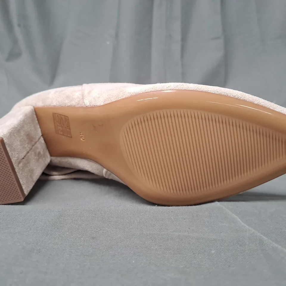 BOXED PAIR OF MARQUIIZ KNEE HIGH BLOCK HEEL SHOES IN BEIGE EU SIZE 40