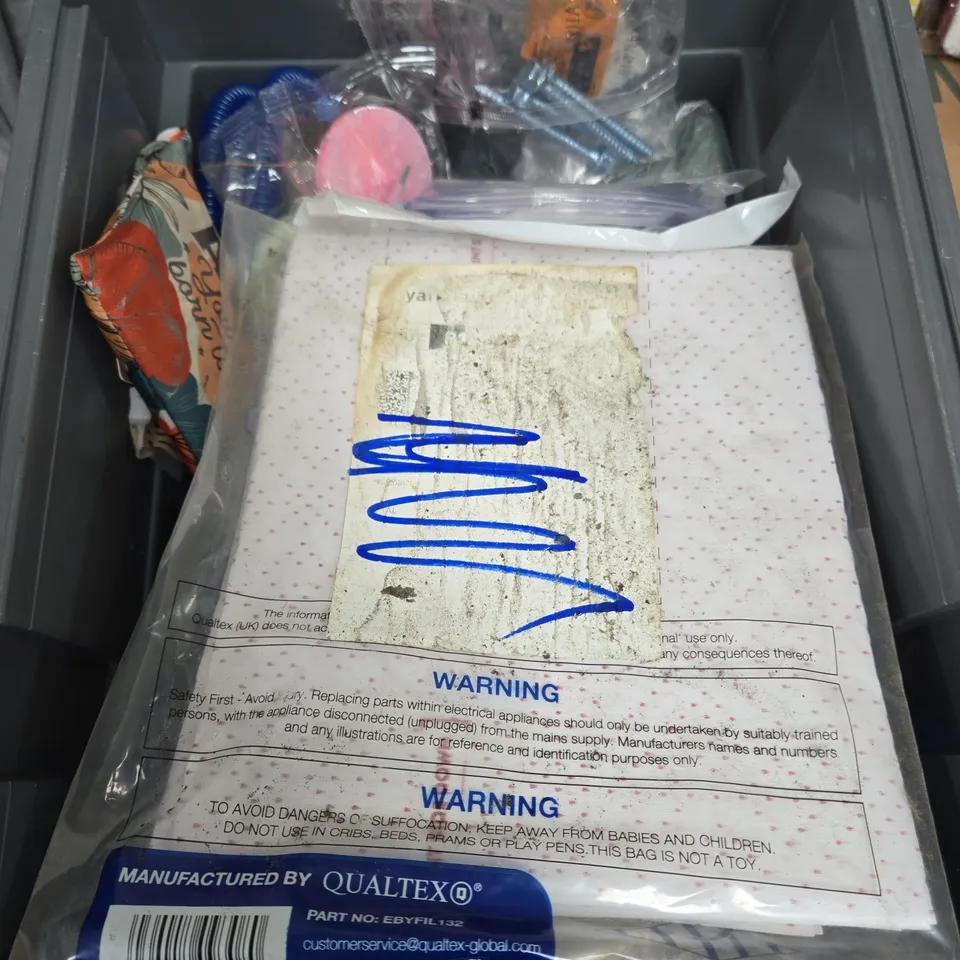 APPROXIMATELY 15 ASSORTED HOUSEHOLD ITEMS TO INCLUDE DISHMATIC REFILL PADS, SPACE GOODS METAL SPOON AND MINI PRITT STICKS