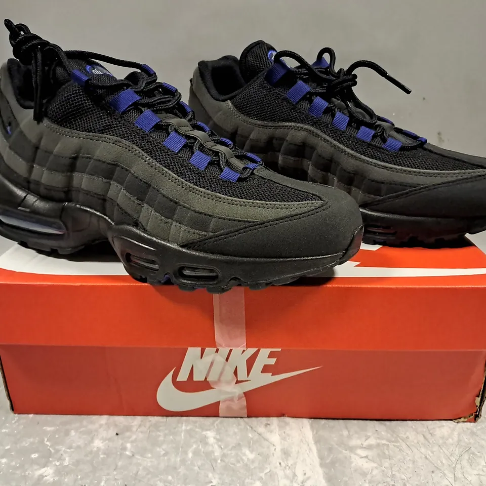 BOXED PAIR OF NIKE AIR MAX 95 SHOES IN BLACK/DEEP BLUE UK SIZE 7